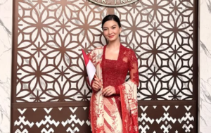 Selebritas Berkebaya Merah Hadiri Upacara HUT ke-81 RI di Istana Merdeka