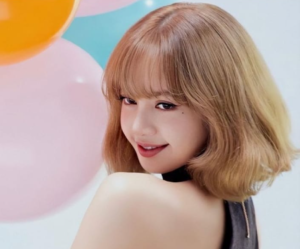 Lisa BLACKPINK Jadi Pelayan Gelato, Layani Penggemar di Los Angeles
