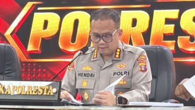 Kapolresta Samarinda, Kombes Pol Hendri Umar saat konferensi pers kasus dugaan tertinggalnya kawat penuntun medis atau guidewire di dalam jantung pasien RSUD AWS