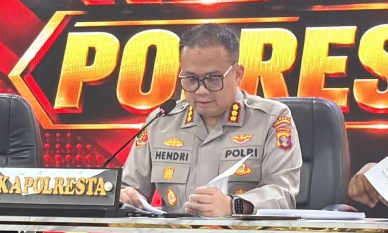 Kapolresta Samarinda, Kombes Pol Hendri Umar saat konferensi pers kasus dugaan tertinggalnya kawat penuntun medis atau guidewire di dalam jantung pasien RSUD AWS