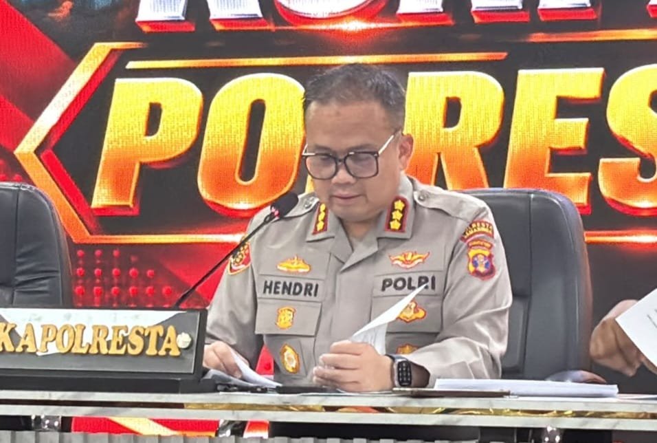 Kapolresta Samarinda, Kombes Pol Hendri Umar saat konferensi pers kasus dugaan tertinggalnya kawat penuntun medis atau guidewire di dalam jantung pasien RSUD AWS