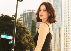 Tampil Serba Hitam, Anne Curtis Smith Pancarkan Pesona Elegan di Tengah Kota