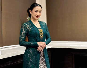 Melly Mono Pamer Penampilan Berkebaya, Warganet Ramai Beri Pujian